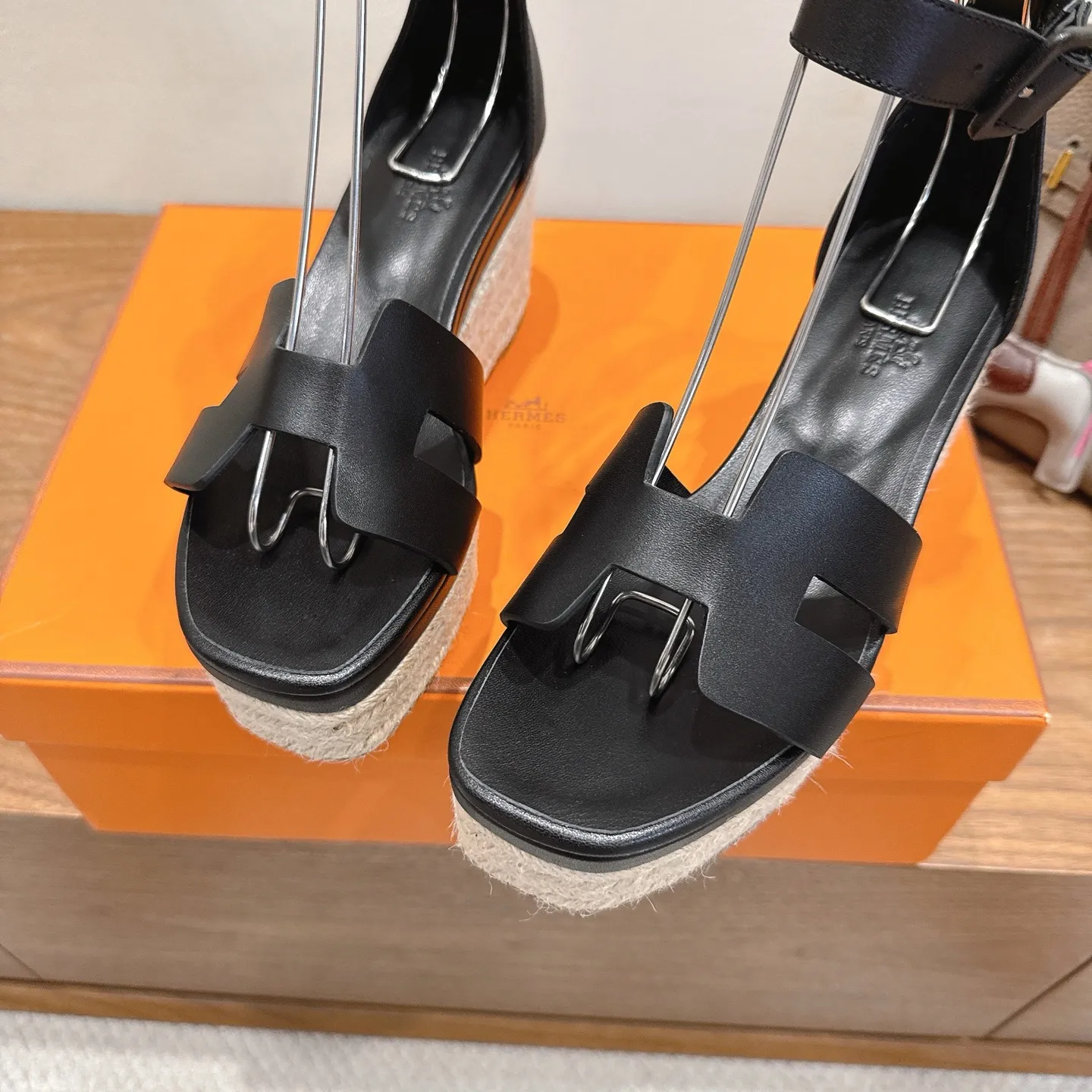 👟👟Ex-factory price 720👟👟 Hermes... a Eclair 2025 new color + popular series, the version is super positive, with a certain thickness, which makes the legs longer! Breathable, comfortable calfskin, spring and summer color matching, this item is both beautiful and comfortable! Channel supply code size: 35-39 can be ordered as 40.41 with airplane box ➕20